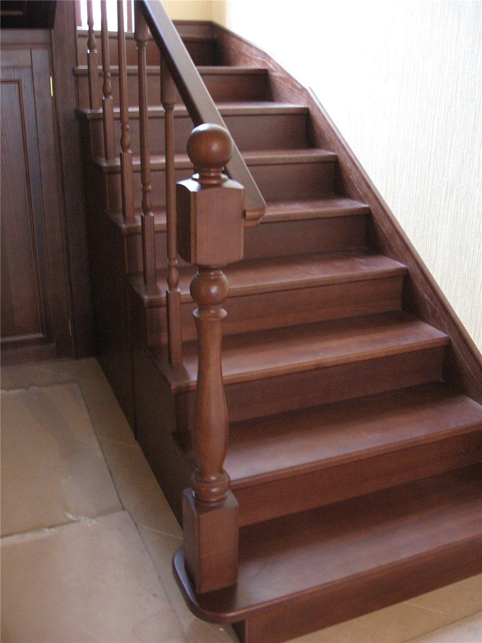Куплю сходи. Лестница шоколадного цвета. Лестница шоколад молочный. Ореховый цвет лестницы. Лестница цвет шоколад.